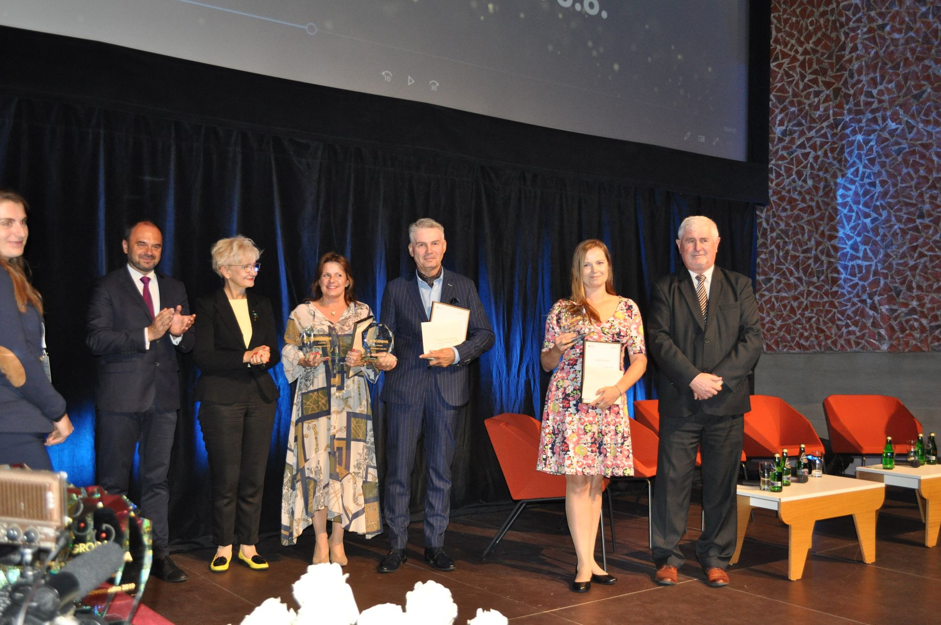 Laureaci konkursu Pracodawca Jutra prezentują statuetki