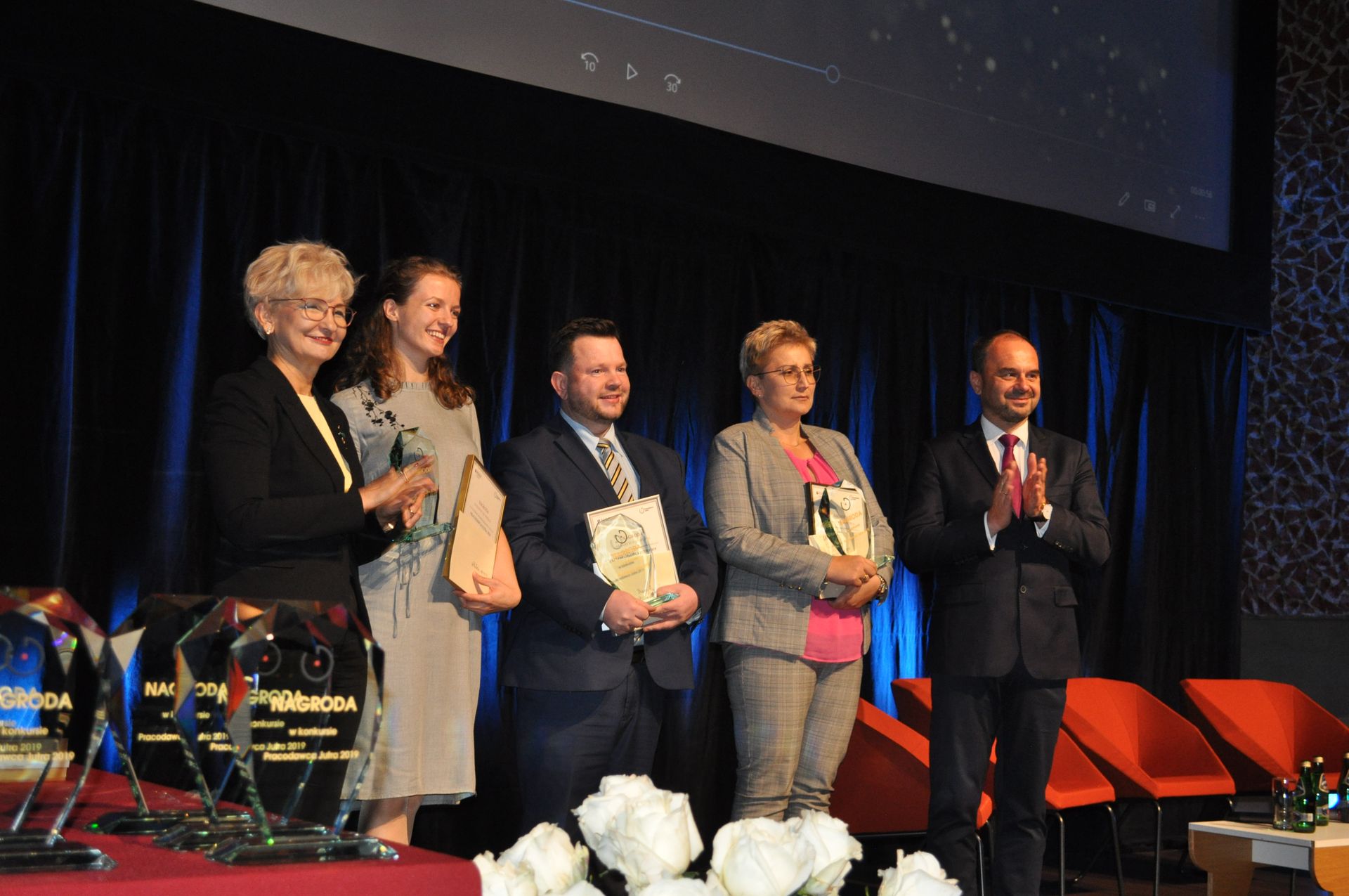 Laureaci konkursu Pracodawca Jutra prezentują statuetki