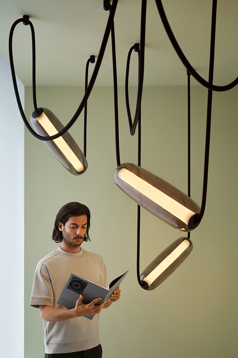 Świetlówki wiszące na kablach w przezroczystych obudowach