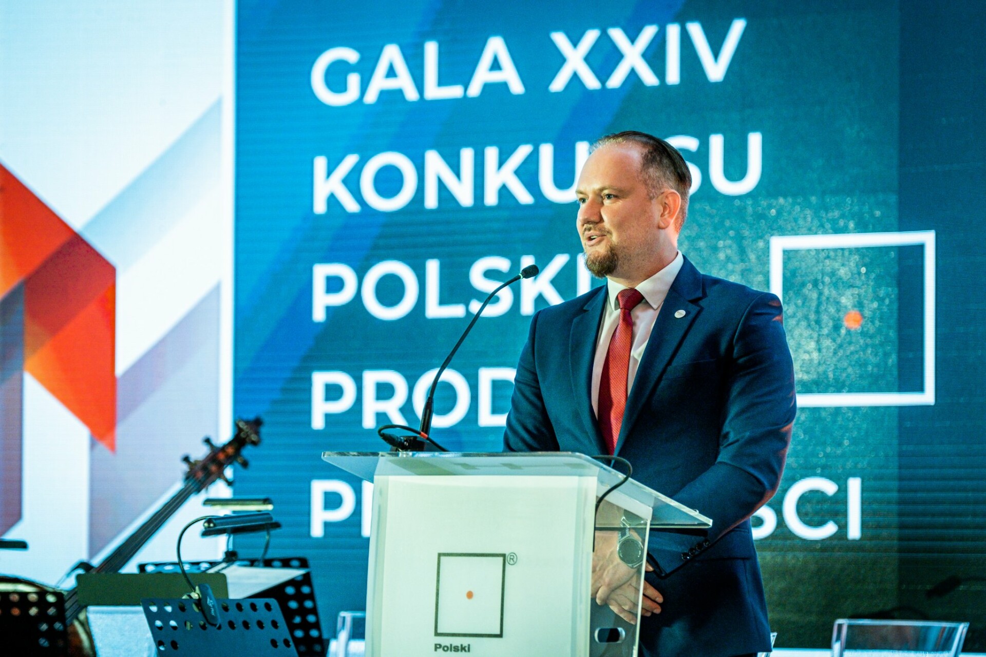 Dariusz Budrowski, Prezes PARP na scenie, w tle napis XXIV Gala Konkursu Polski Przyszłości