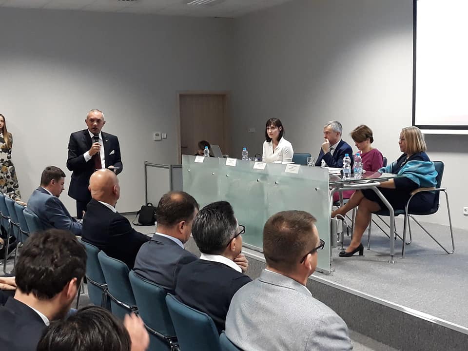 Widok sali konferencyjnej pełnej ludzi.