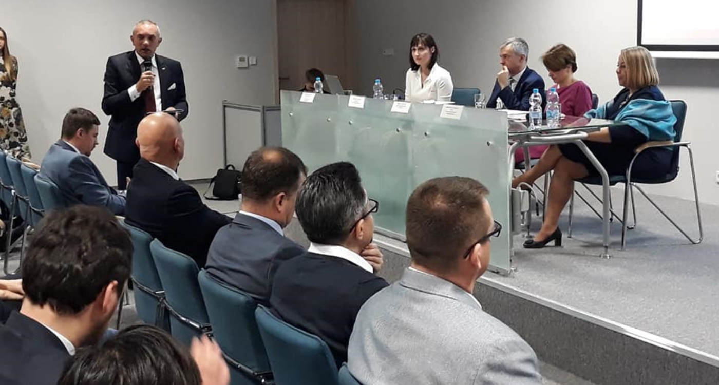 Widok sali konferencyjnej pełnej ludzi.