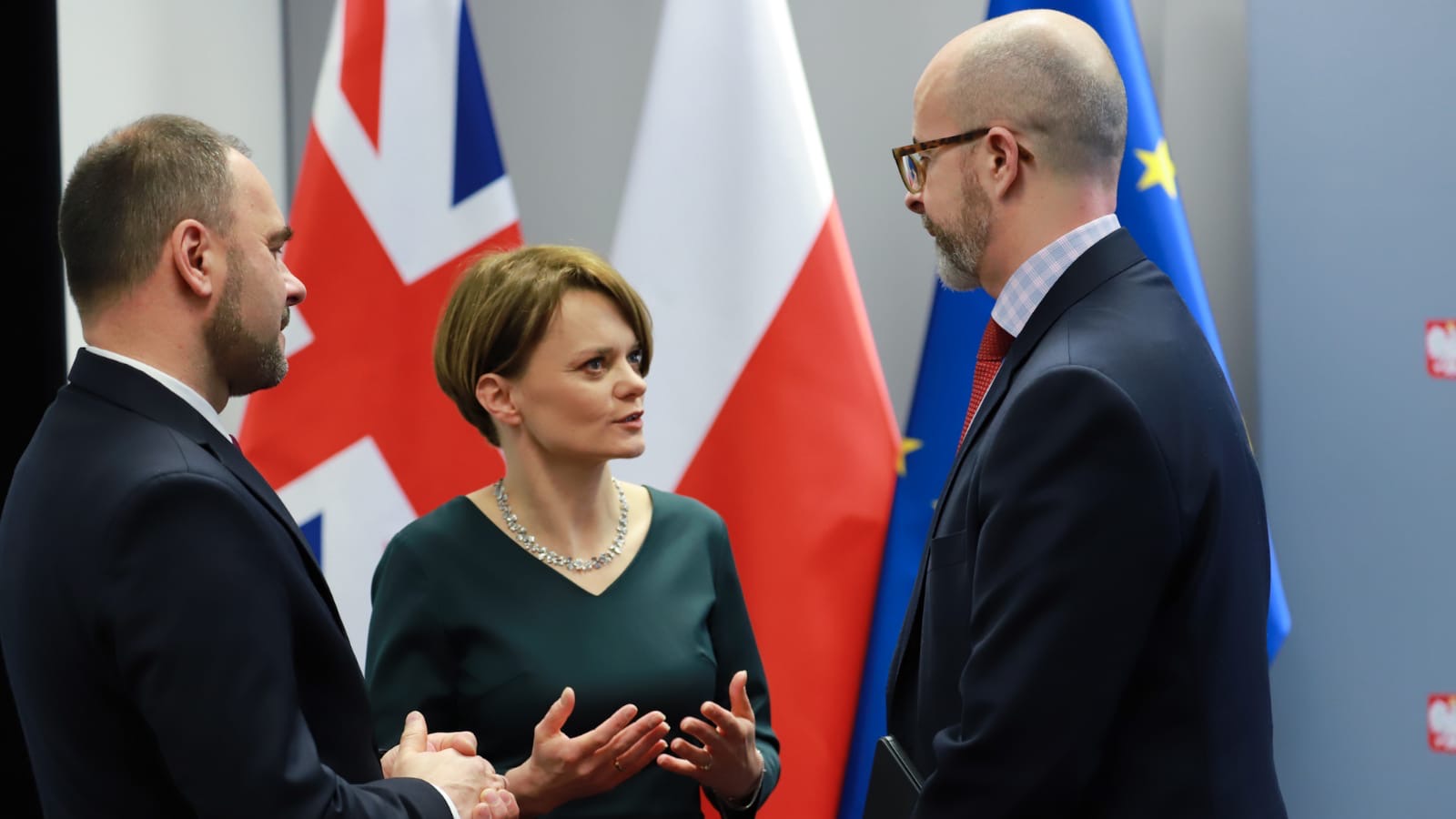 Minister rozwoju Jadwiga Emilewicz, ambasador Wielkiej Brytanii i Irlandii Północnej Jonathan Knott oraz wiceprezes Polskiej Agencji Rozwoju Przedsiębiorczości Adam Banaszak rozmawiający w kuluarach Minister rozwoju Jadwiga Emilewicz, ambasador Wielkiej Brytanii i Irlandii Północnej Jonathan Knott oraz wiceprezes Polskiej Agencji Rozwoju Przedsiębiorczości Adam Banaszak rozmawiający w kuluarach