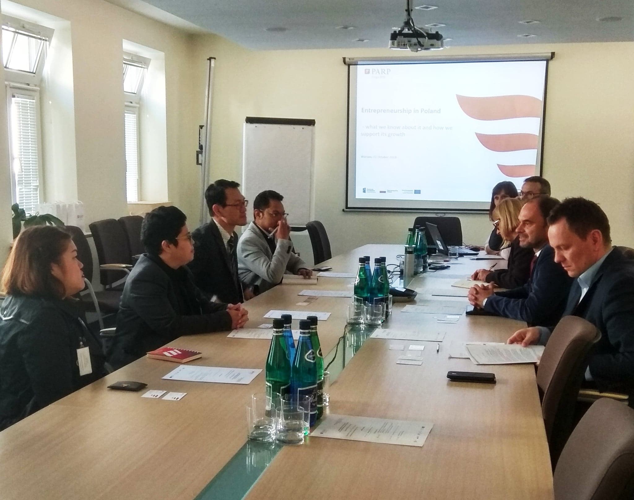 Uczestnicy spotkania przy stole konferencyjnym