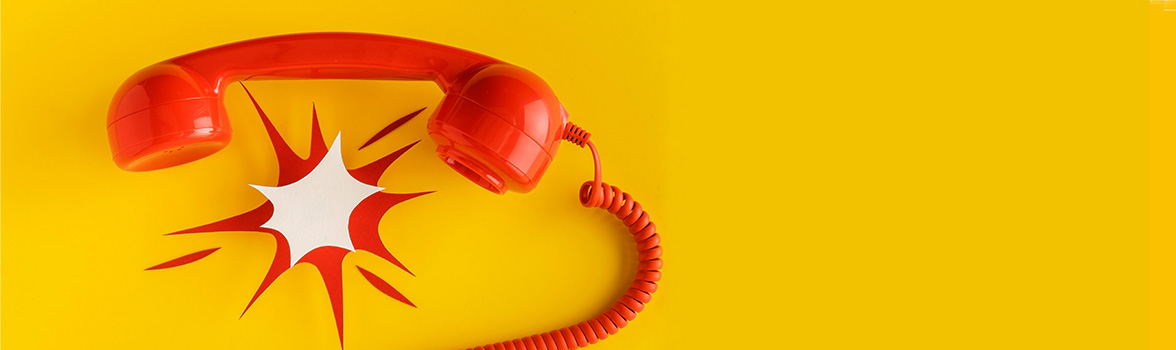 Na żółtym tle jest widoczny czerwona słuchawka.