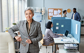 Kobieta w biurze, w marynarce. 