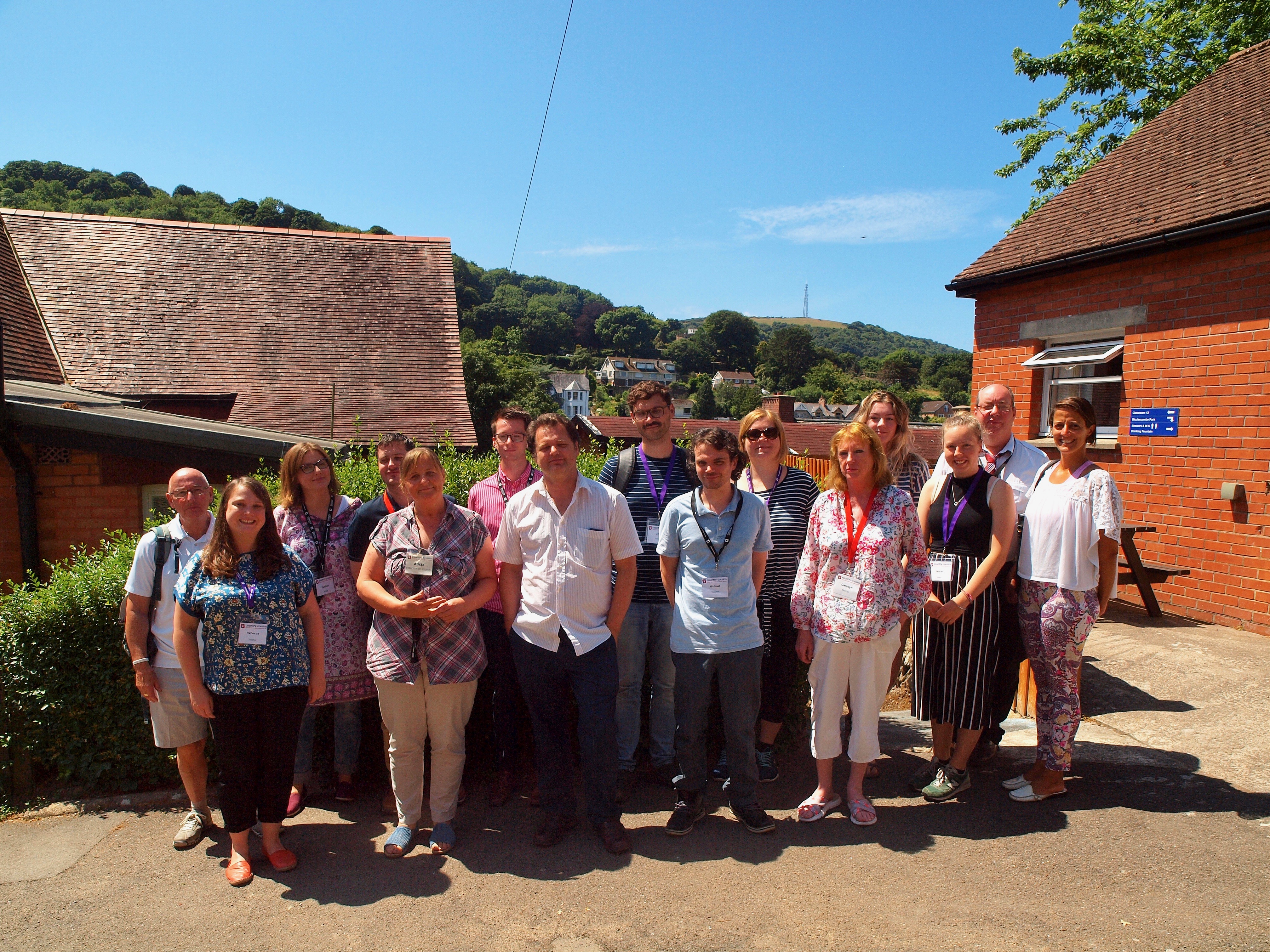 Grupa dorosłych pozuje do zdjęcia