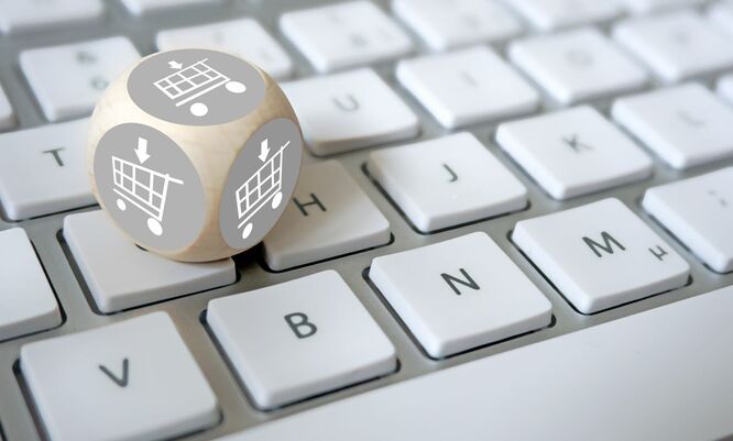 Widok na klawiaturę komputera, na której leży sześciokątna kostka, a na jej bokach widnieje symbol...