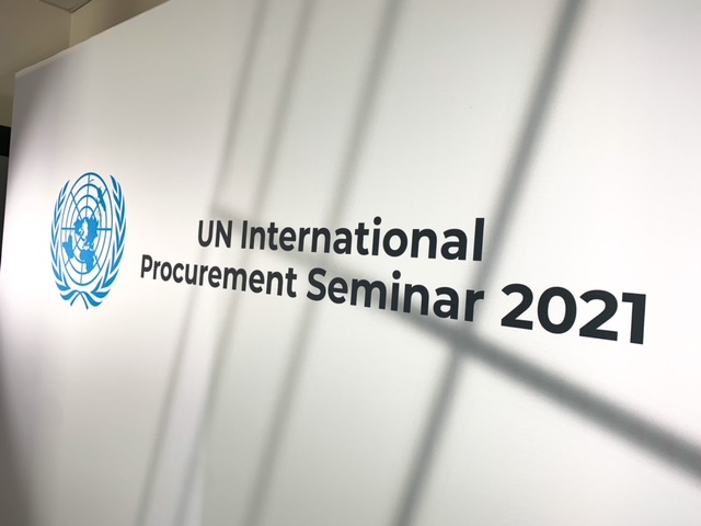 Widok na logo Organizacji Narodów Zjednoczonych - kulę ziemską spoczywającą na liściach laurowych...