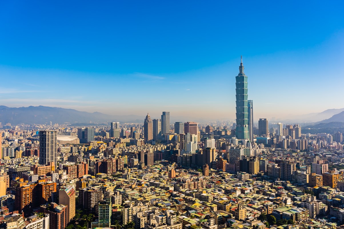 Widok na rozległe miasto zlokalizowane w kotlinie między łańcuchem górskim, dominującym elementem...