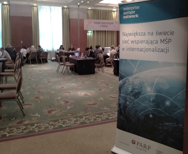 na pierwszym planie po prawej stronie widoczny transparent z napisem 