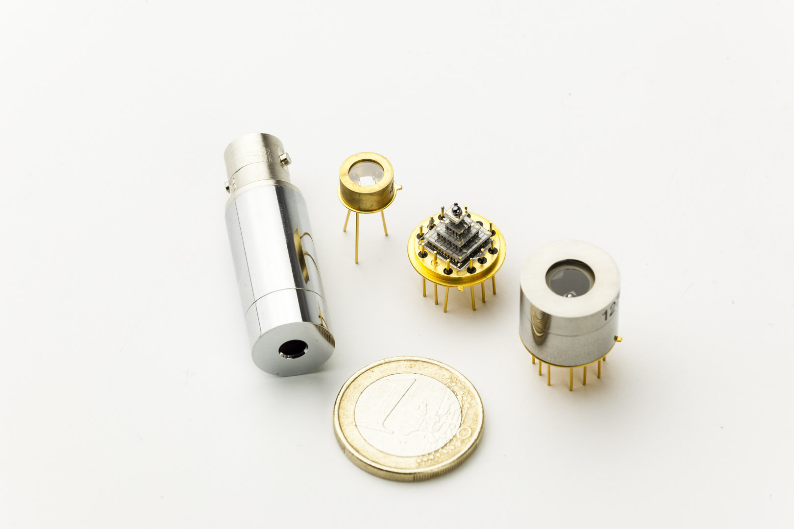 widok na grupę urządzeń pomiarowych różnych o różnych kształtach i wielkościach oraz monetę będącą punktem odniesienia do określenia ich wymiarów
