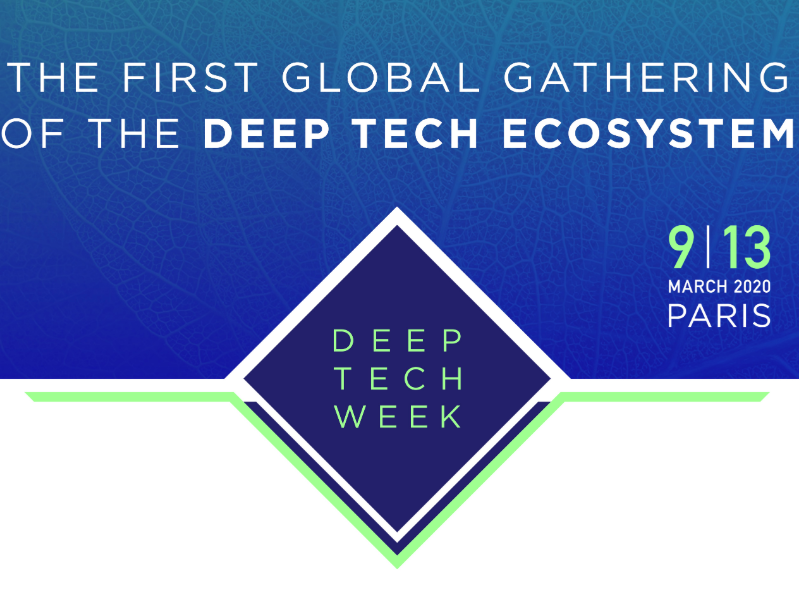 Grafika przedstawia napis w języku angielskimo treści "Deep Tech Week" na niebieskim tle