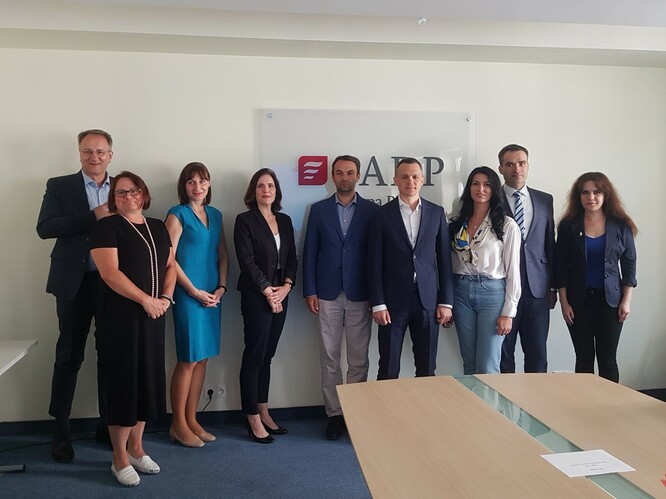 Grupa ludzi w różnym wieku, kobiet i mężczyzn pozuje do wspólnego zdjęcia