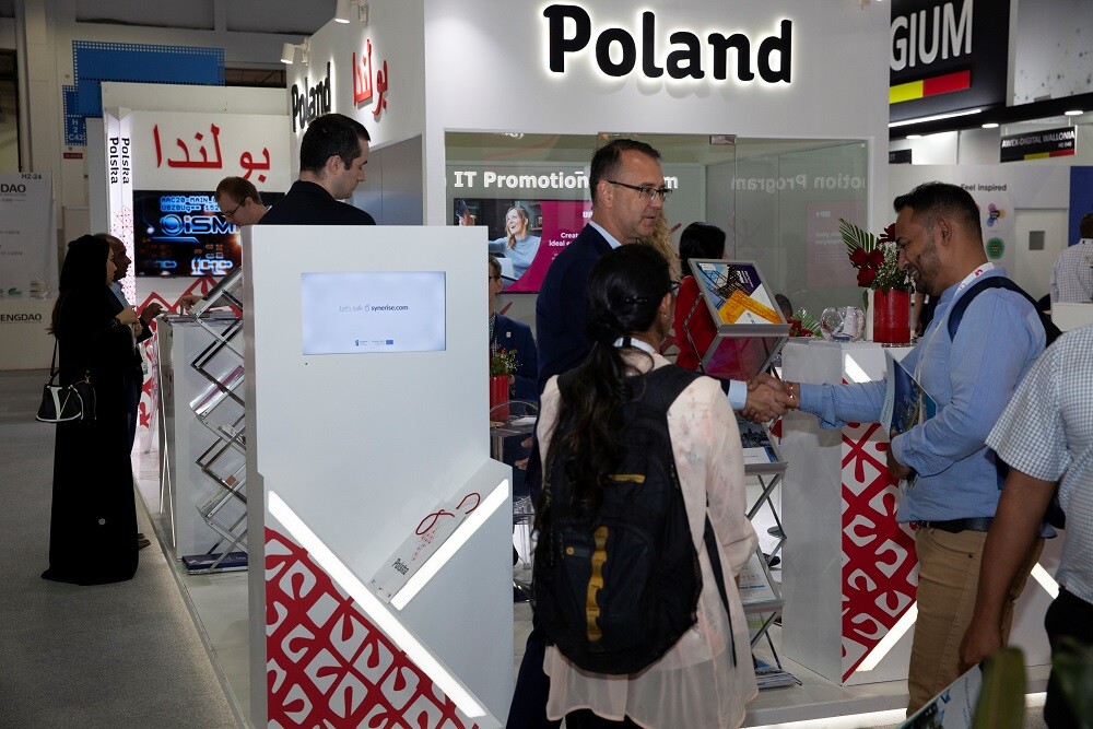 ludzie chodzą po hali targowo-wystawienniczej