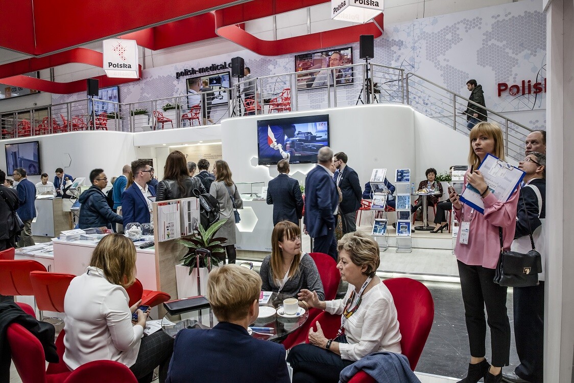 ludzie chodzą po hali wystawienniczej