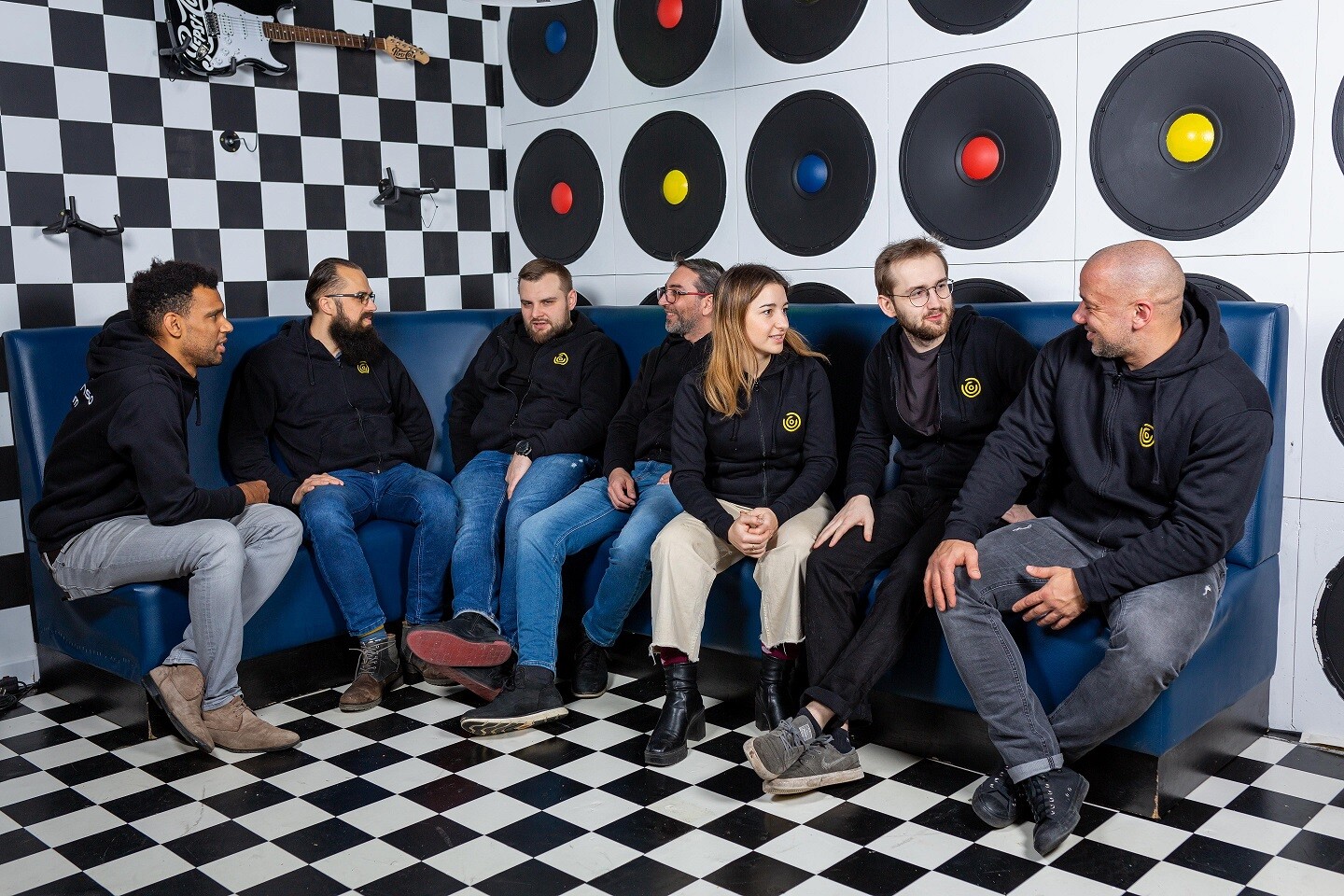 grupa młodych ludzi siedzi na kanapie