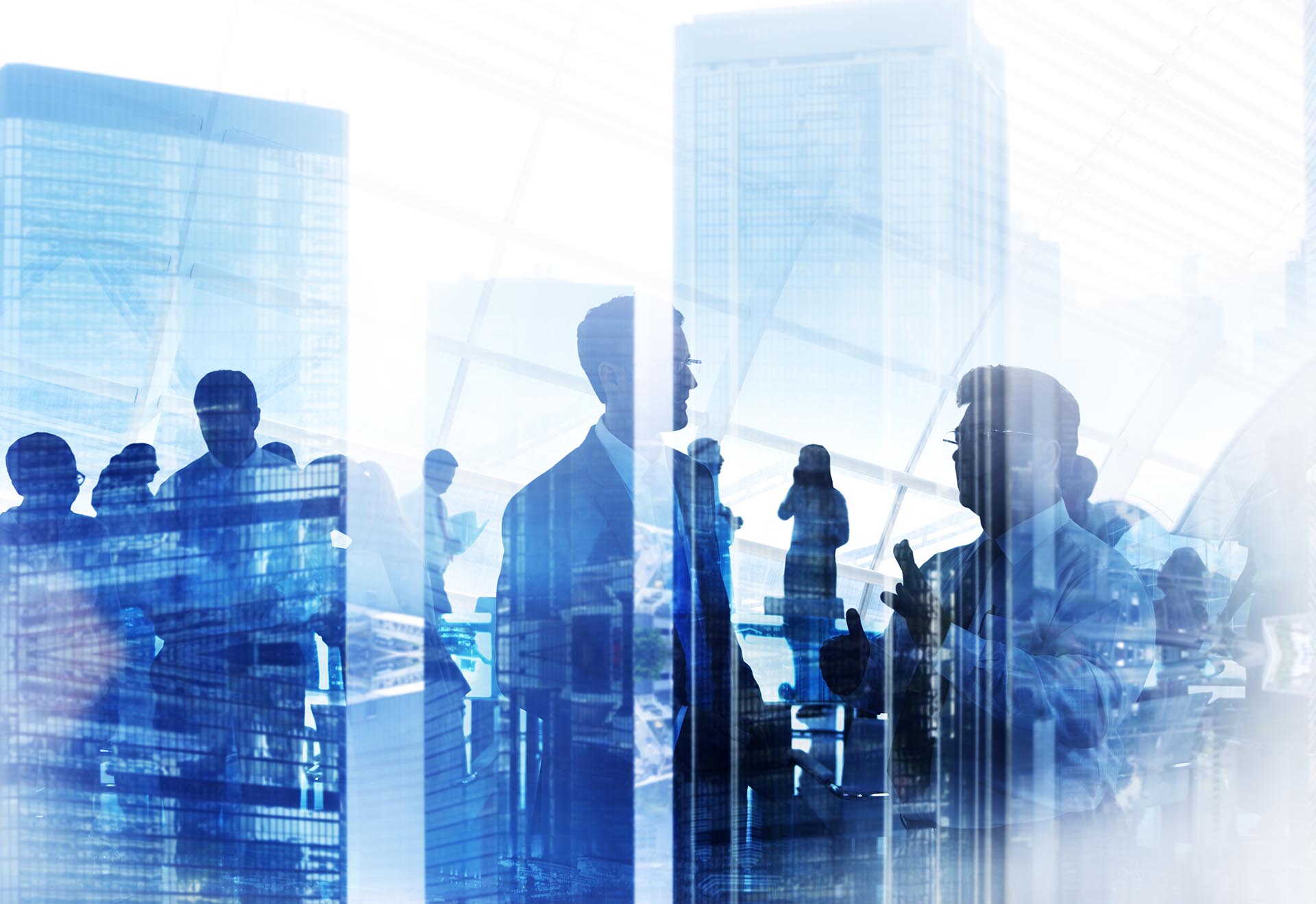 Widok na sylwetki ludzi widzianych przez szybę w bliżej nieokreślonej przestrzeni.