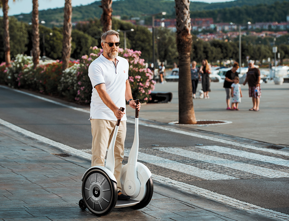 Mężczyzna użytkujący pojazd Torqway