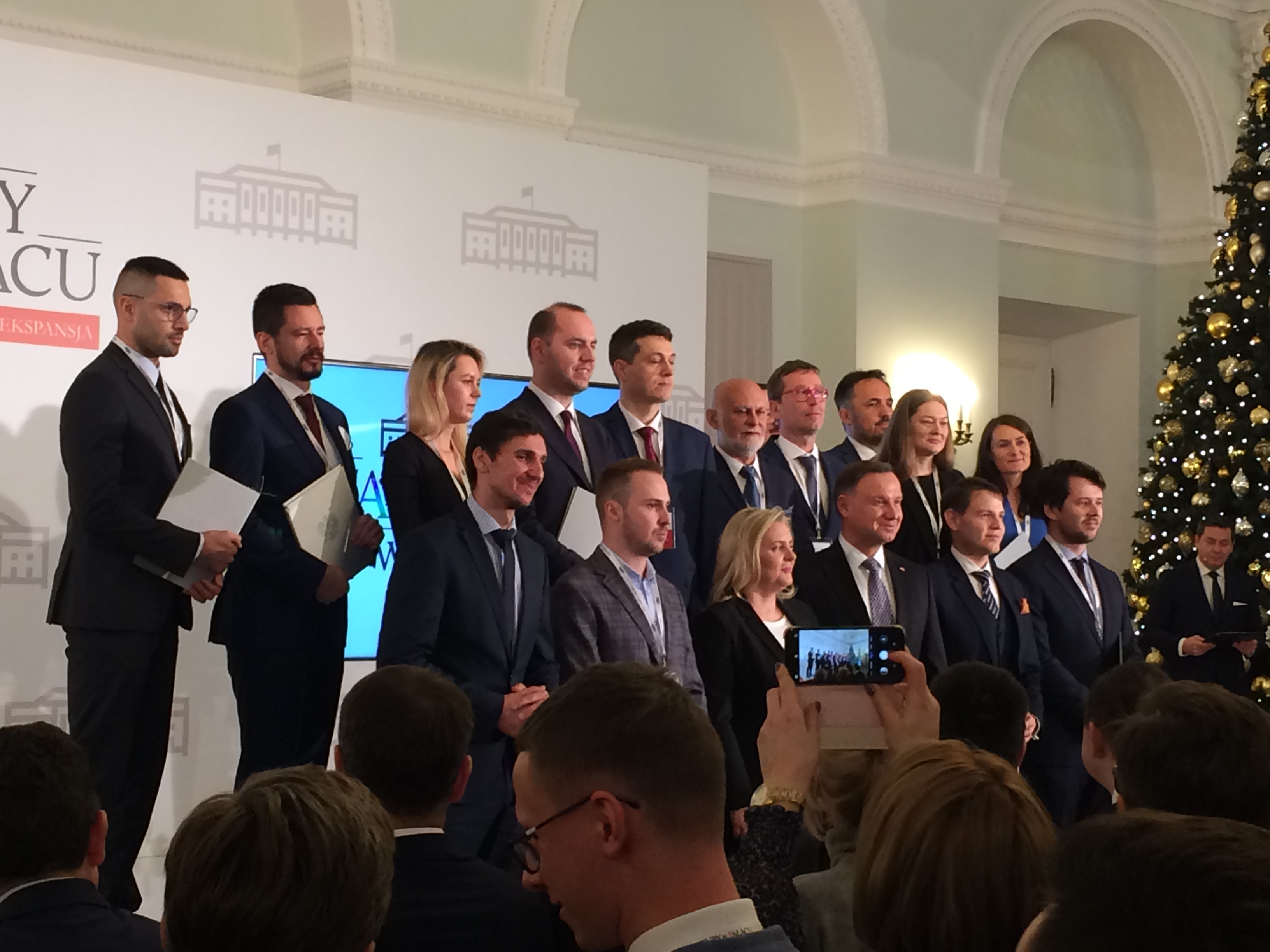 Uczestnicy V edycji konkursu „Startupy w Pałacu” z prezeydentem