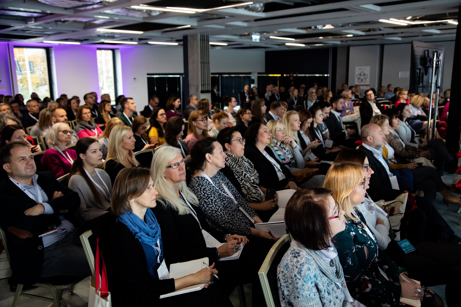 Uczestnicy konferencji siedzący na sali