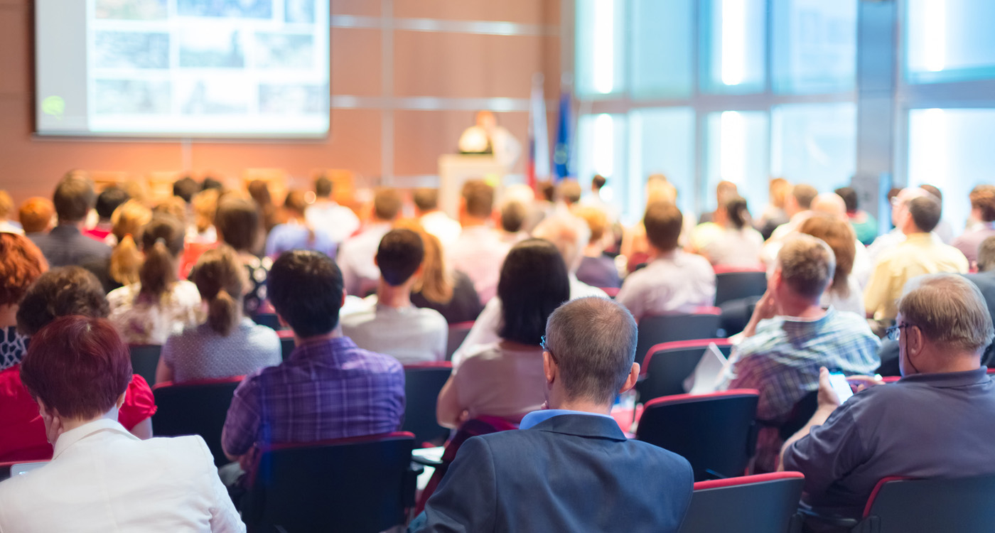 Uczestnicy konferencji przysu0142uchuju0105cy siu0119 wystu0105pieniu