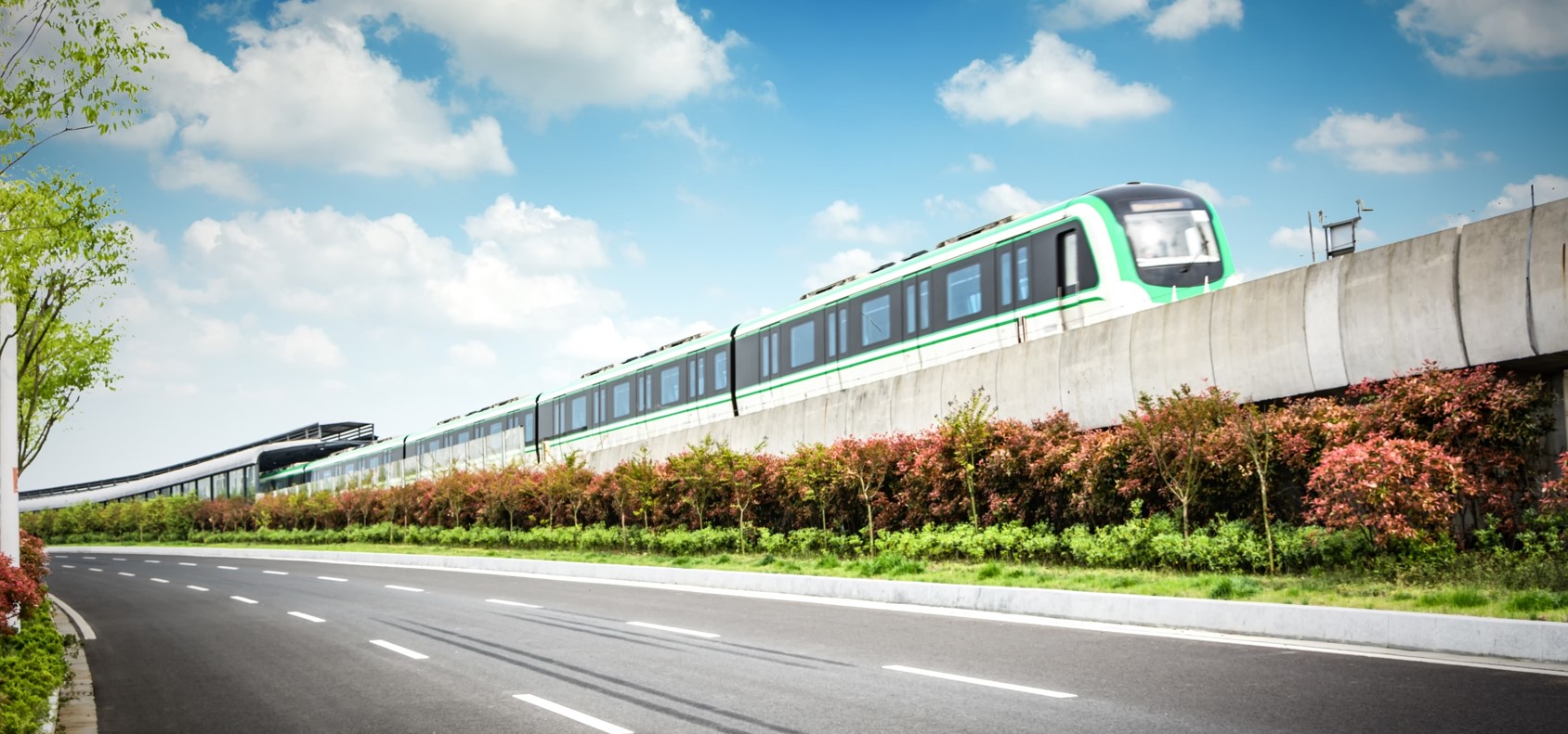 Na zdjęciu widoczny jest pociąg. W dole zdjęcia widać jezdnię, w tle znajduje się niebo. 