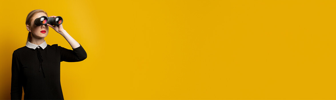 Kobieta z lornetką na żółtym tle