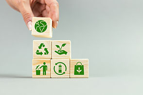 Kostki z zielonymi infografikami dotyczącymi ochrony środowiska