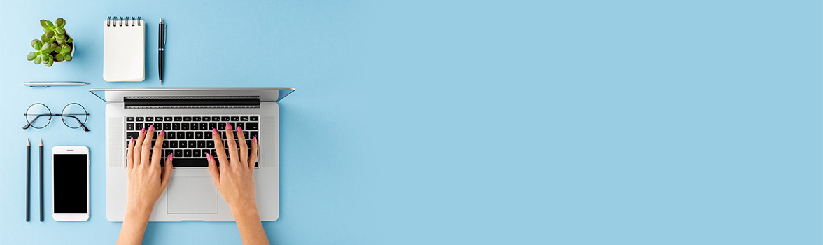 Przybory biurowe na niebieskim tle