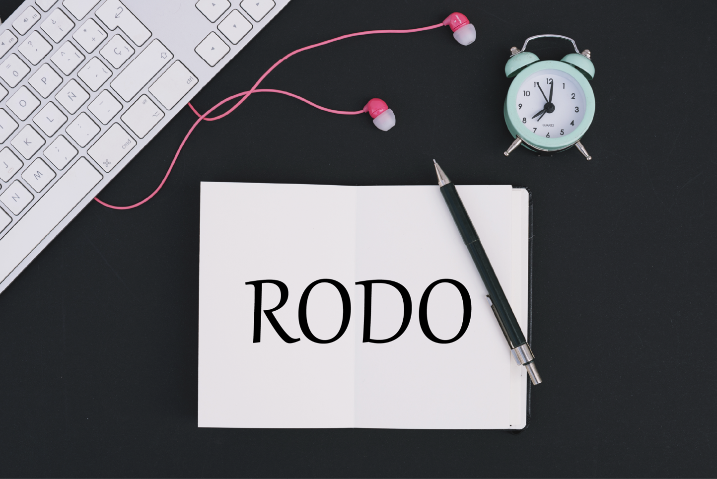 Na zdjęciu widoczna jest kartka z napisem: RODO