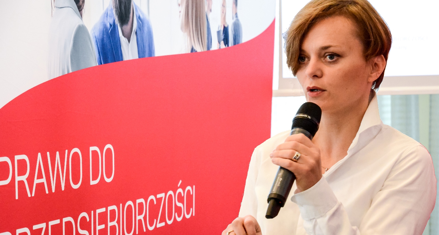 Minister Emilewicz na tle baneru "Prawo do przedsiębiorczości"