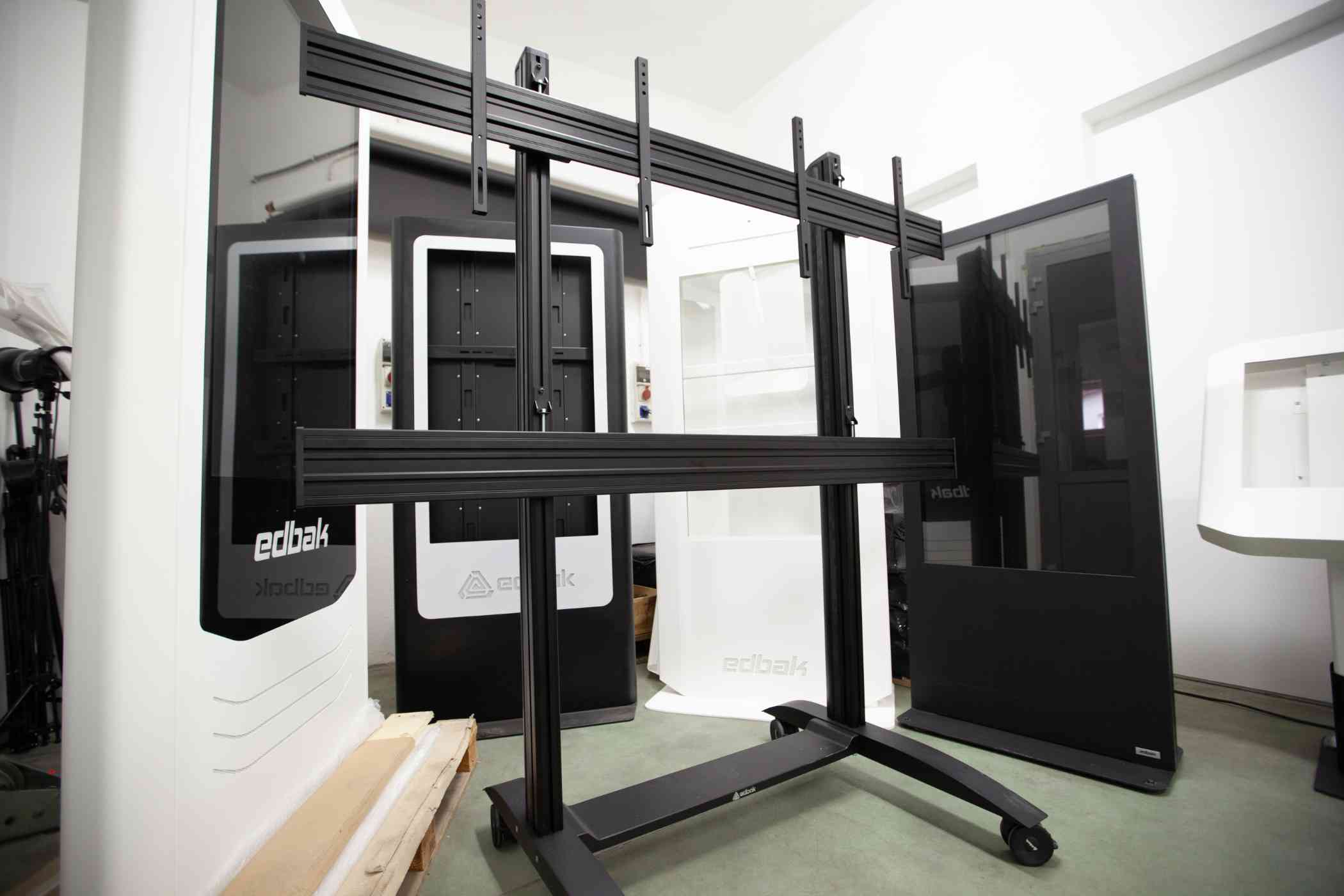 Widok na uchwyty do mocowania monitor&oacute;w