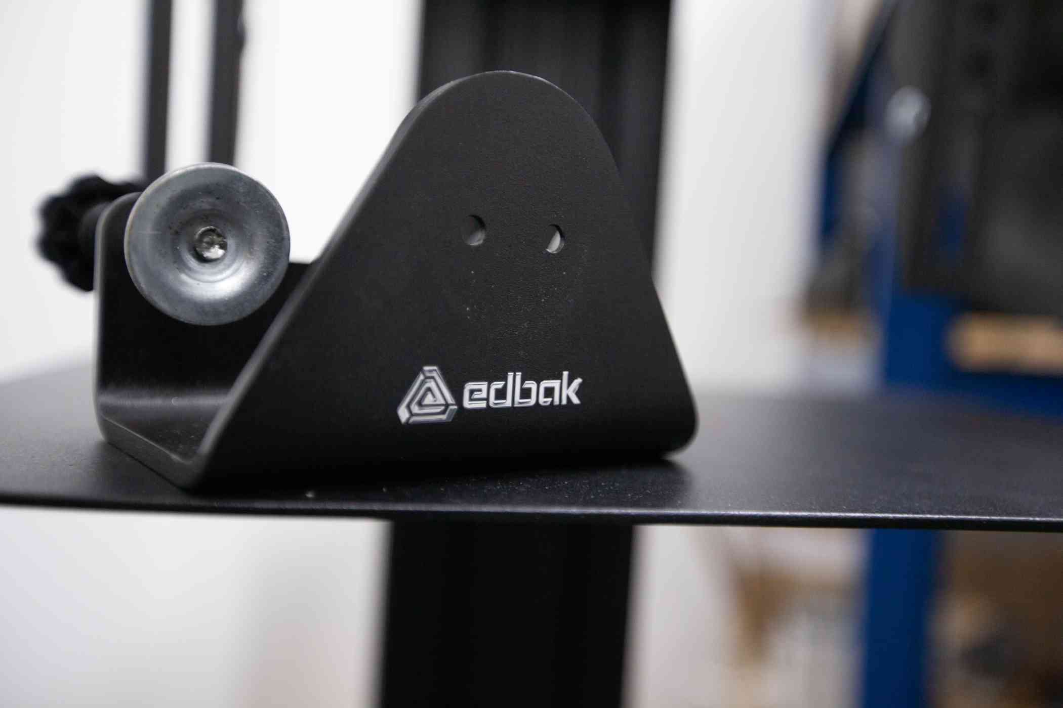 Fragment metalu z napisem EDBAK