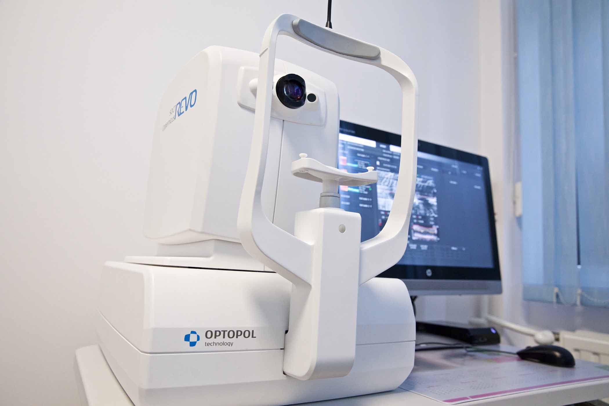 Zdjęcie sprzętu meducznego z wysuwaną podstawą na podbrudek i monitorem