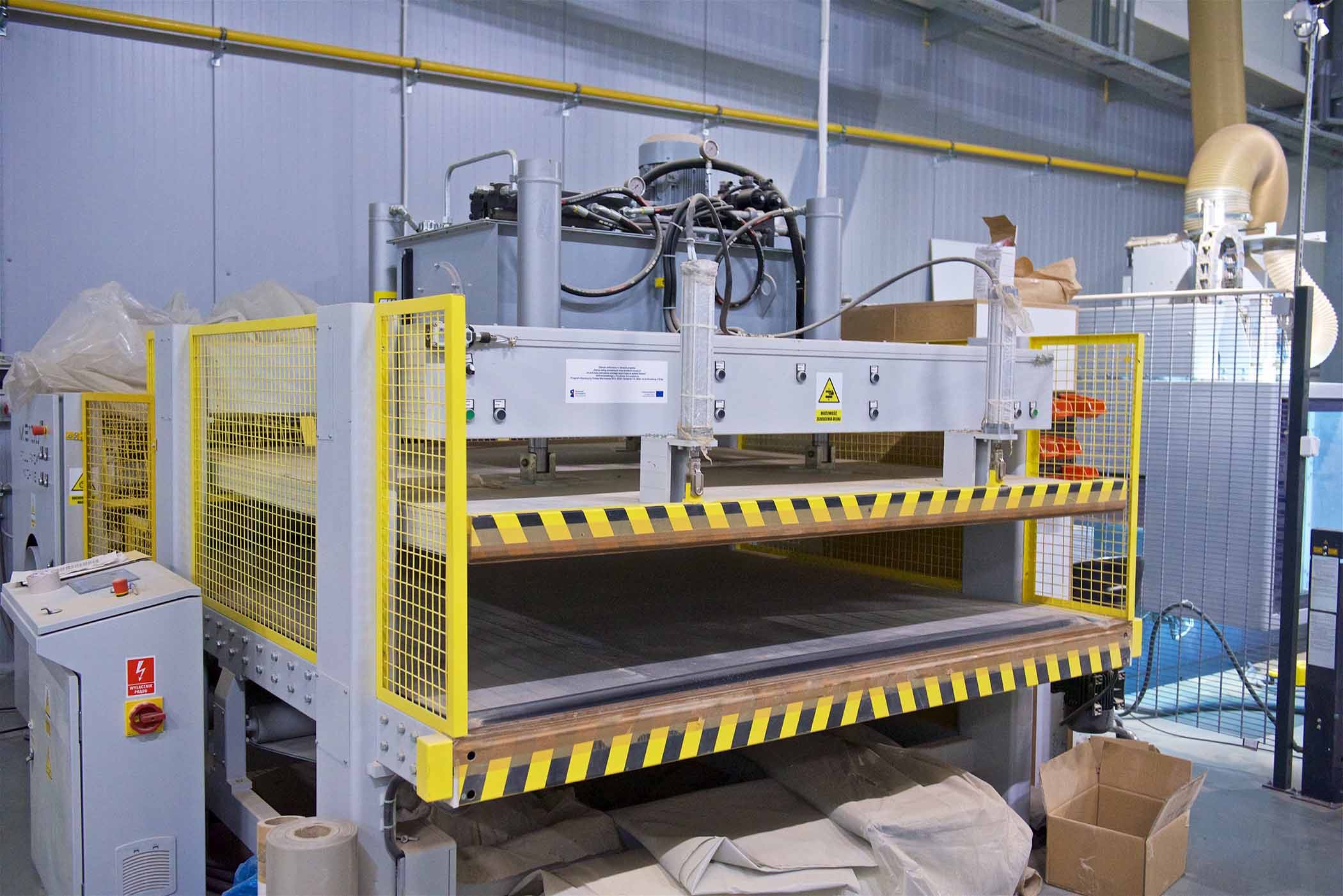 Zdjęcie maszyny w hali z brzegami w kolorze żółto-czarnym