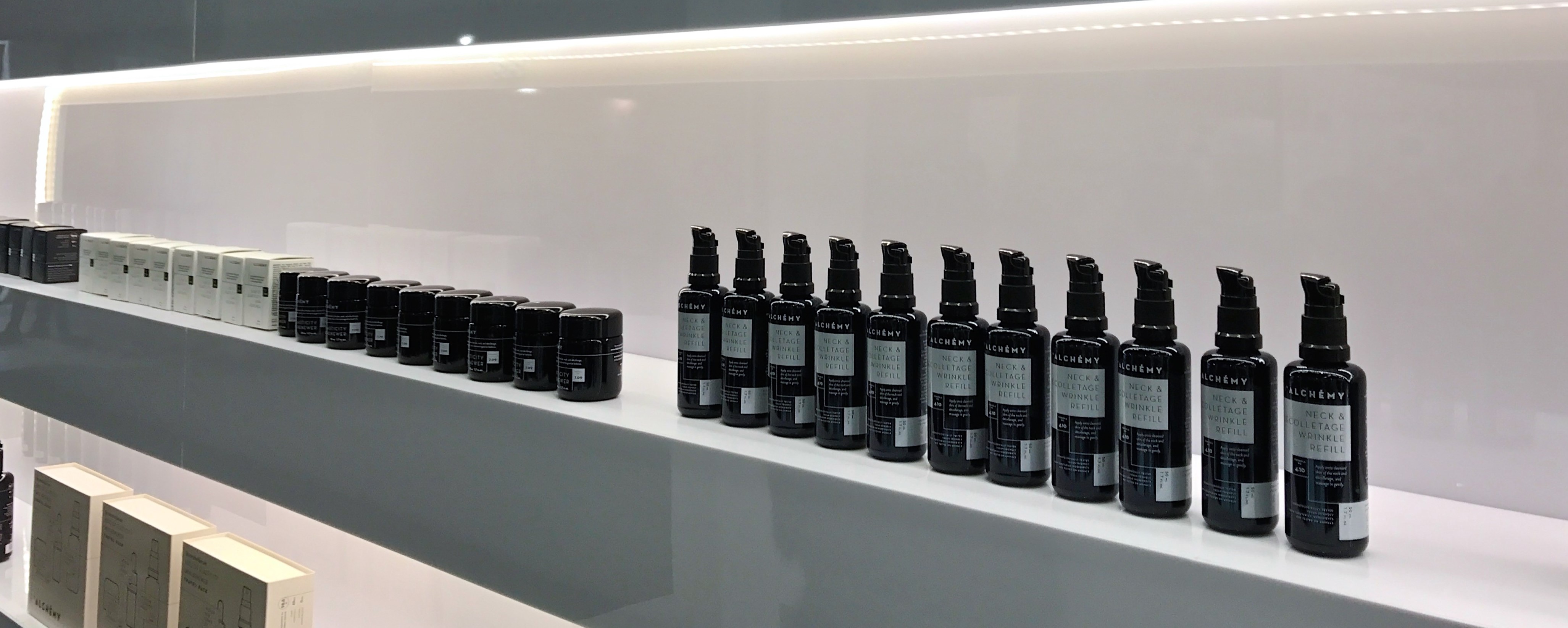 Kosmetyki na półkach