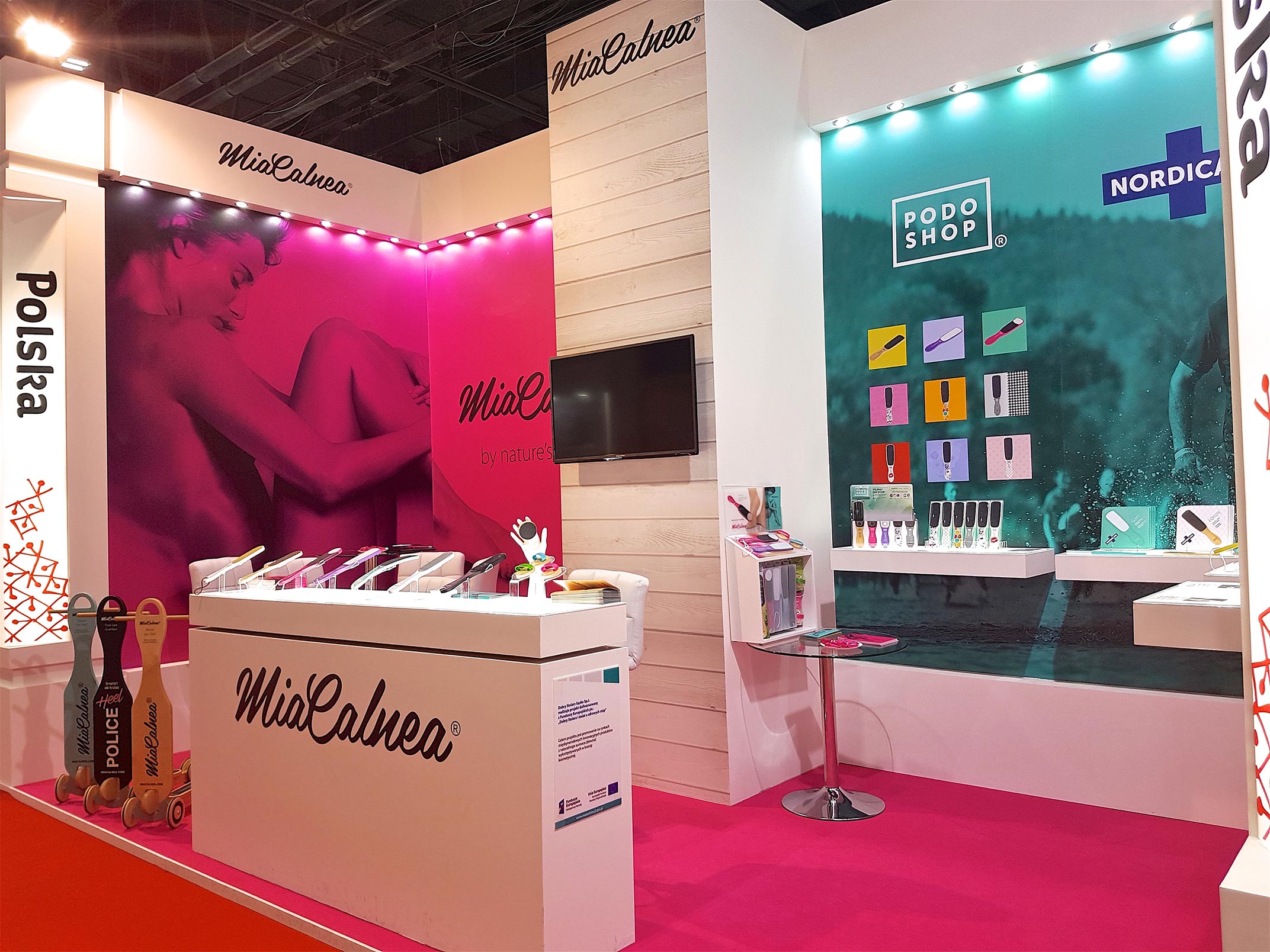 Widok stoiska targowego z produktami do pielęgnacji st&oacute;p