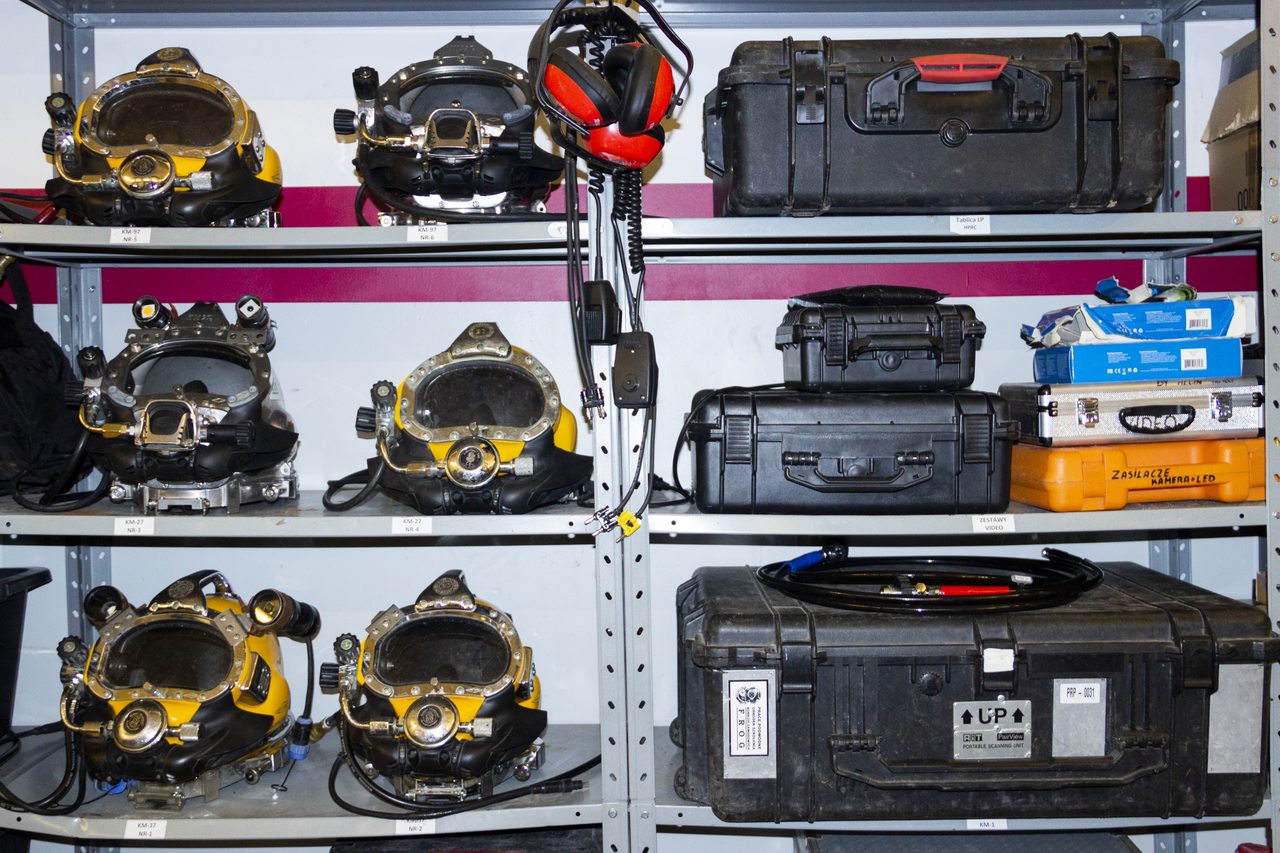 Materiały niezbędne do nurkowania na półkach