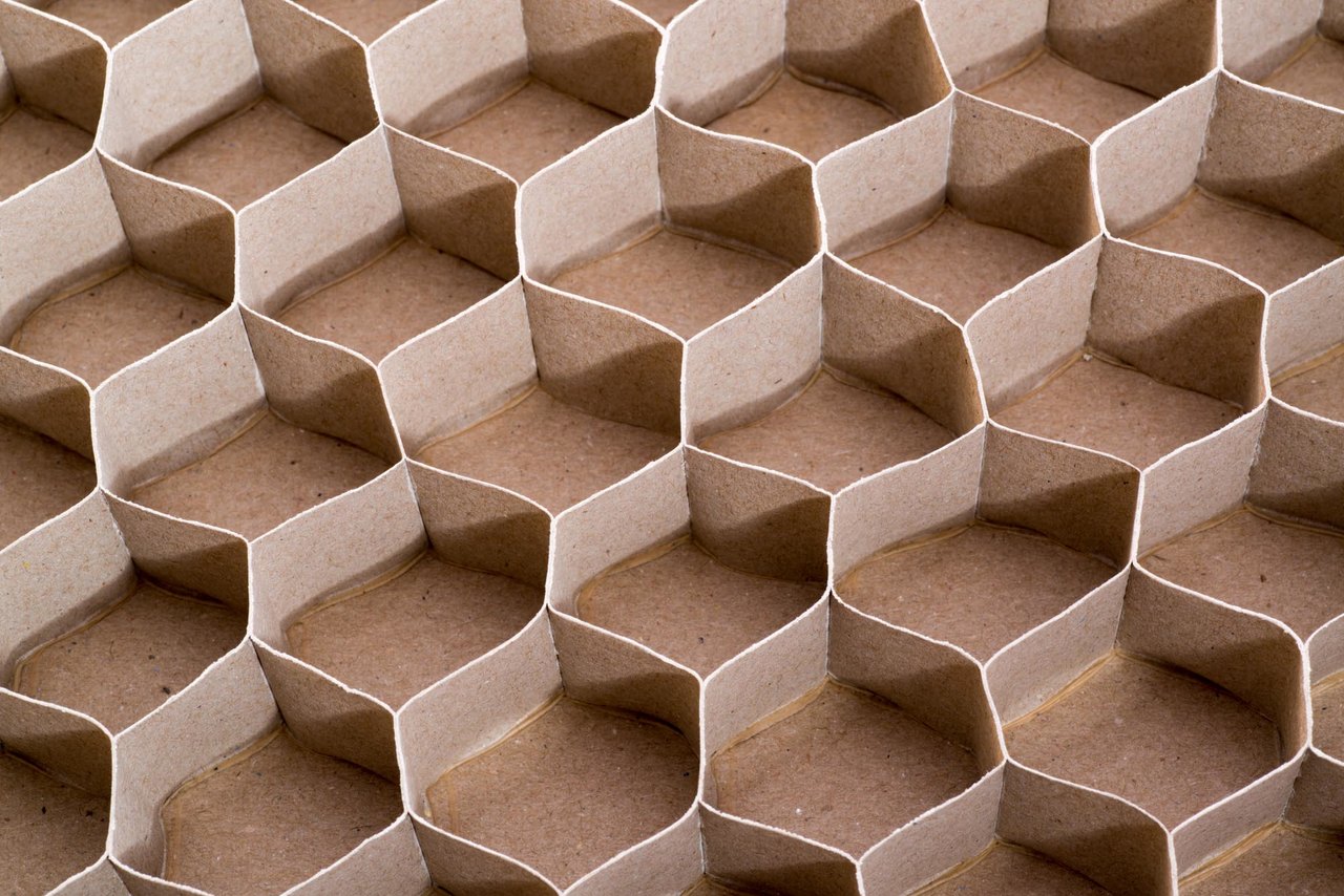 Zdjęcie przedstawia karton o strukturze plastra miodu w przybliżeniu