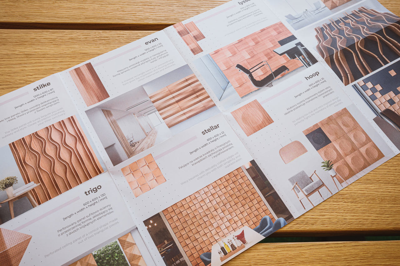 Katalog z drewnianymi meblami na stole