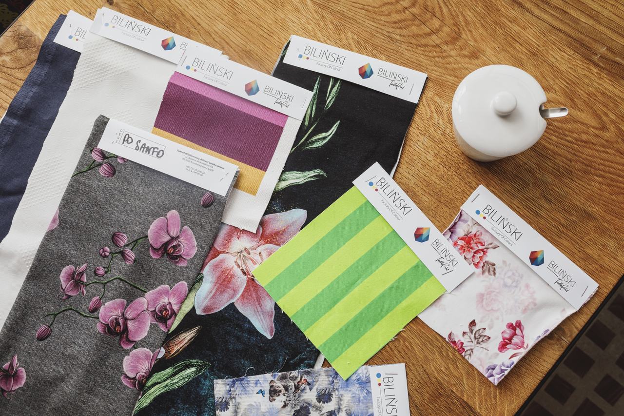 Skrawki kolorowyh materiałów