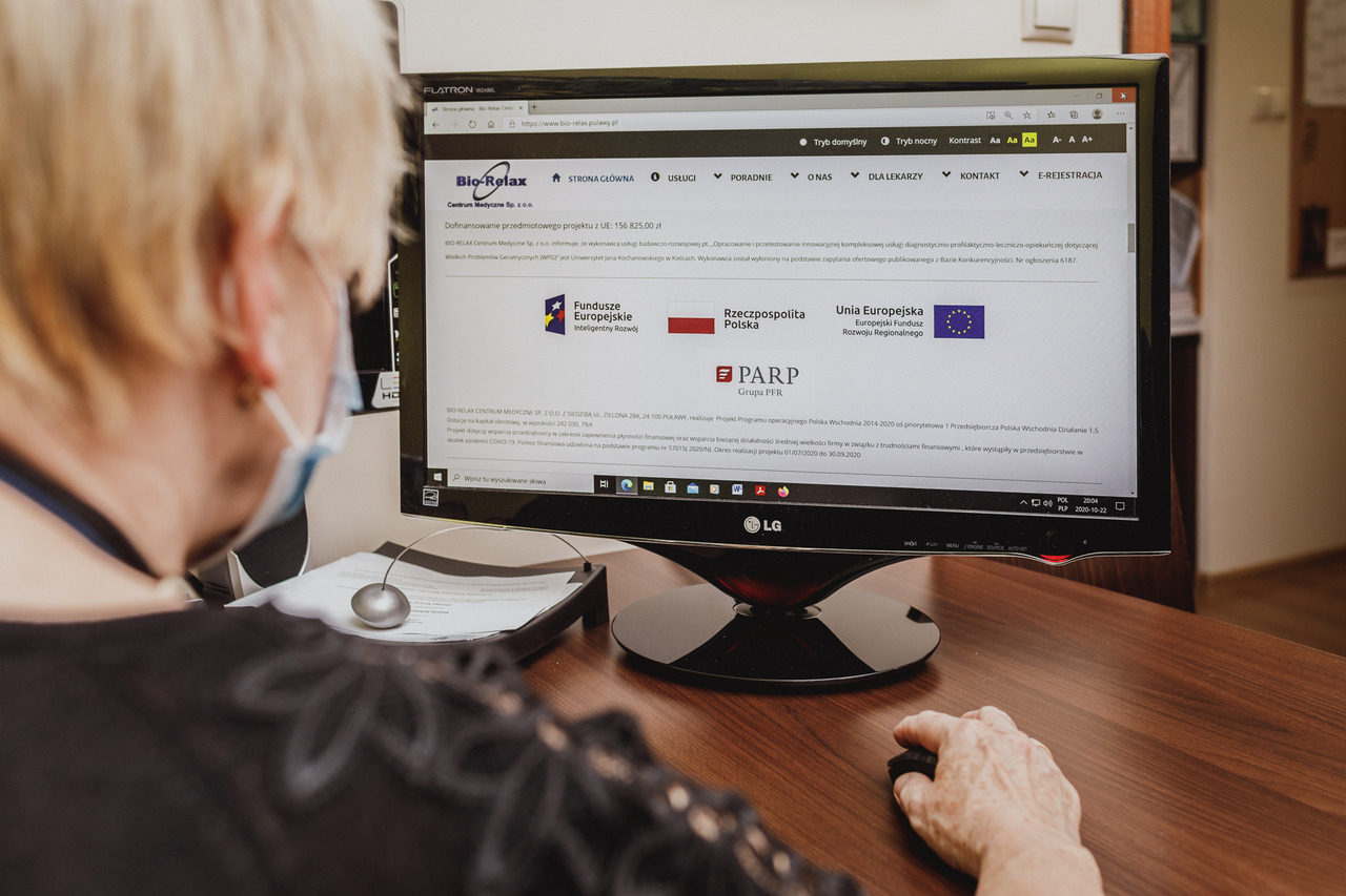 Zarys sylwetki osoby, która siedzi przed ekranem komputera