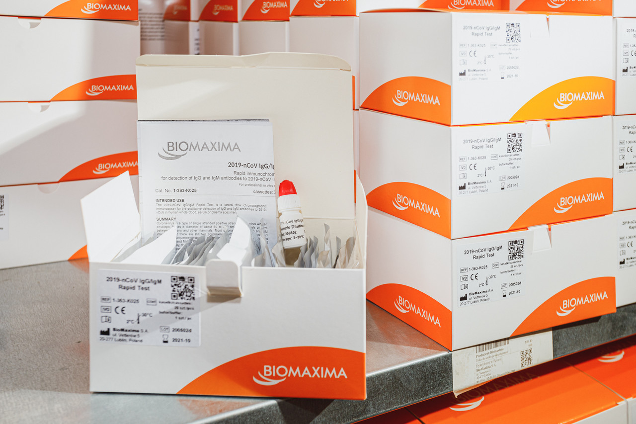 Biało- pomarańczowe kartony