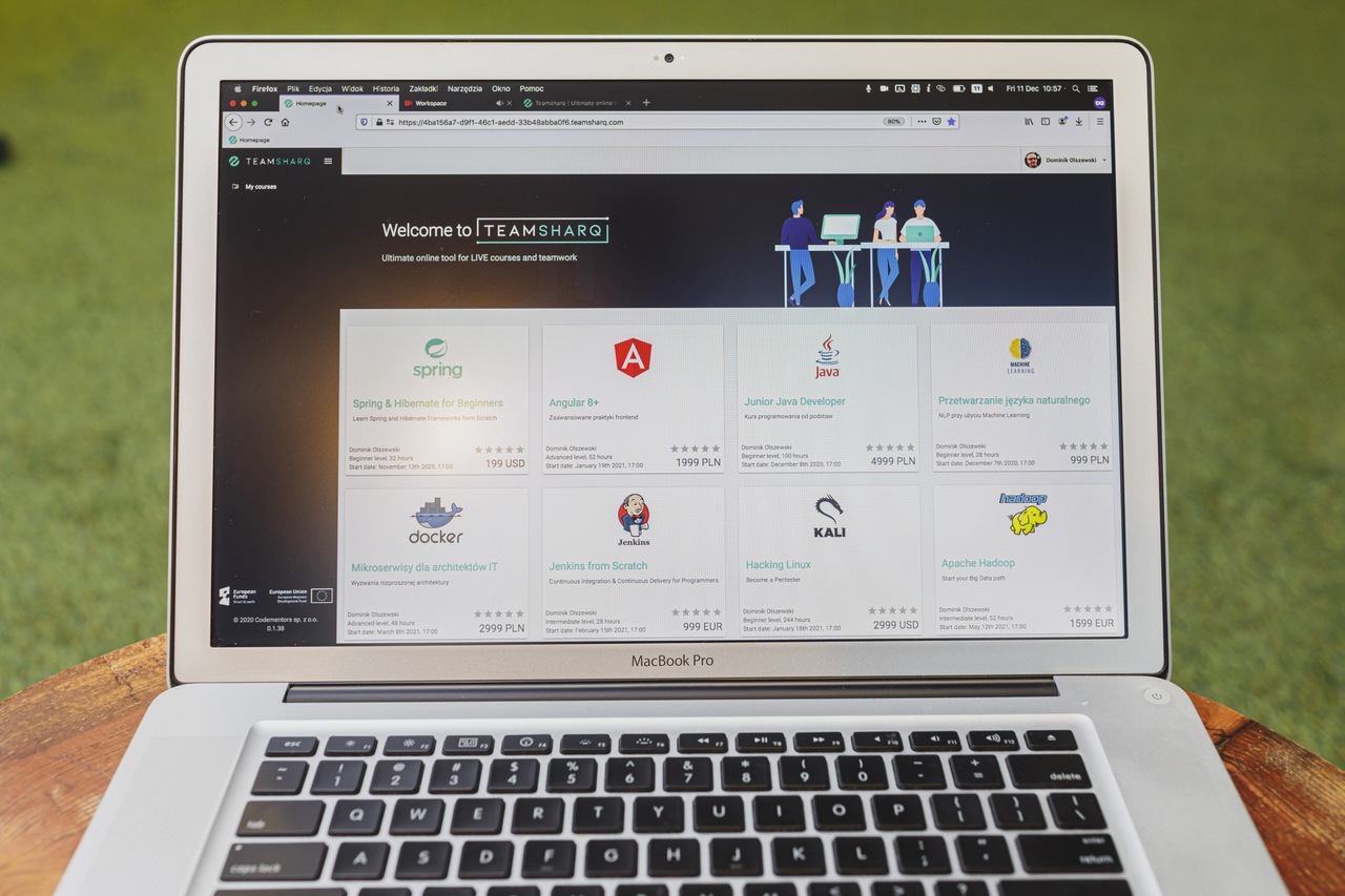 Laptop pokazujący stronę internetową