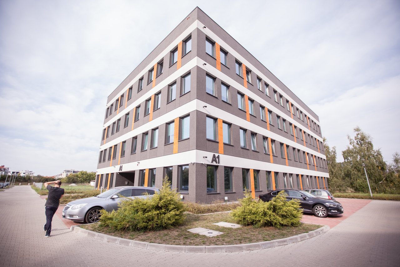 Budynek z wieloma oknami, sfotografowany z zewnątrz