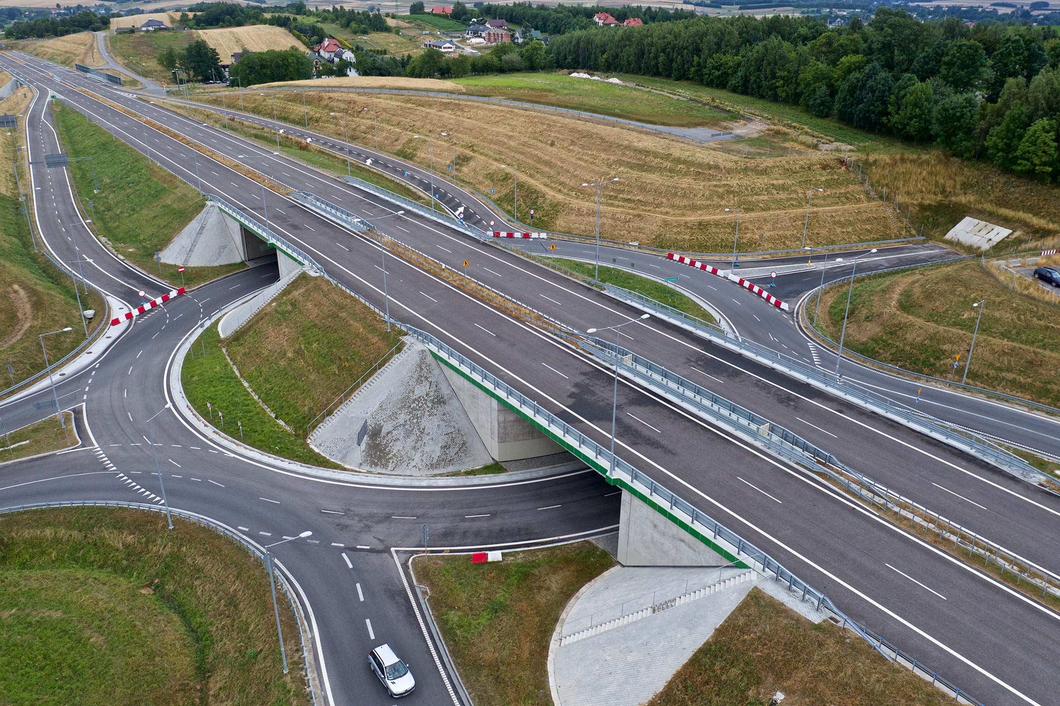 Widok z lotu ptaka na rondo i drogę