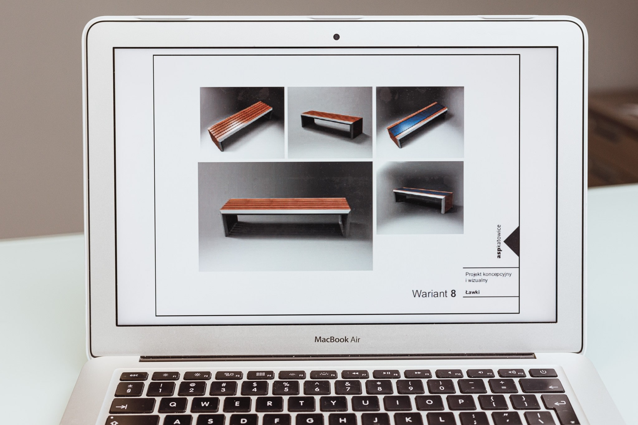 Otwarty laptop stoi na blacie, na laptopie znajduje się katalog