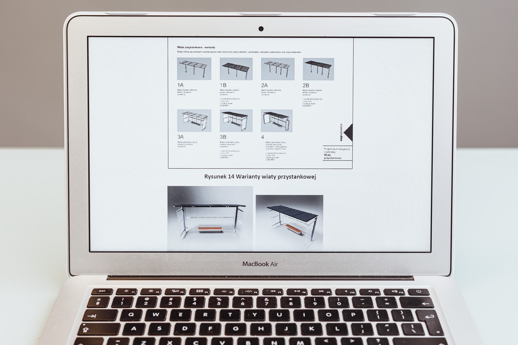 Otwarty laptop na stole