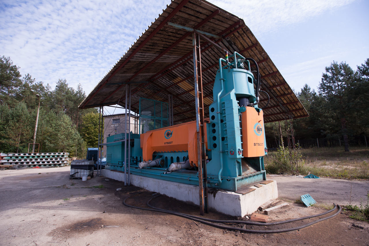 Maszyna na tle natury